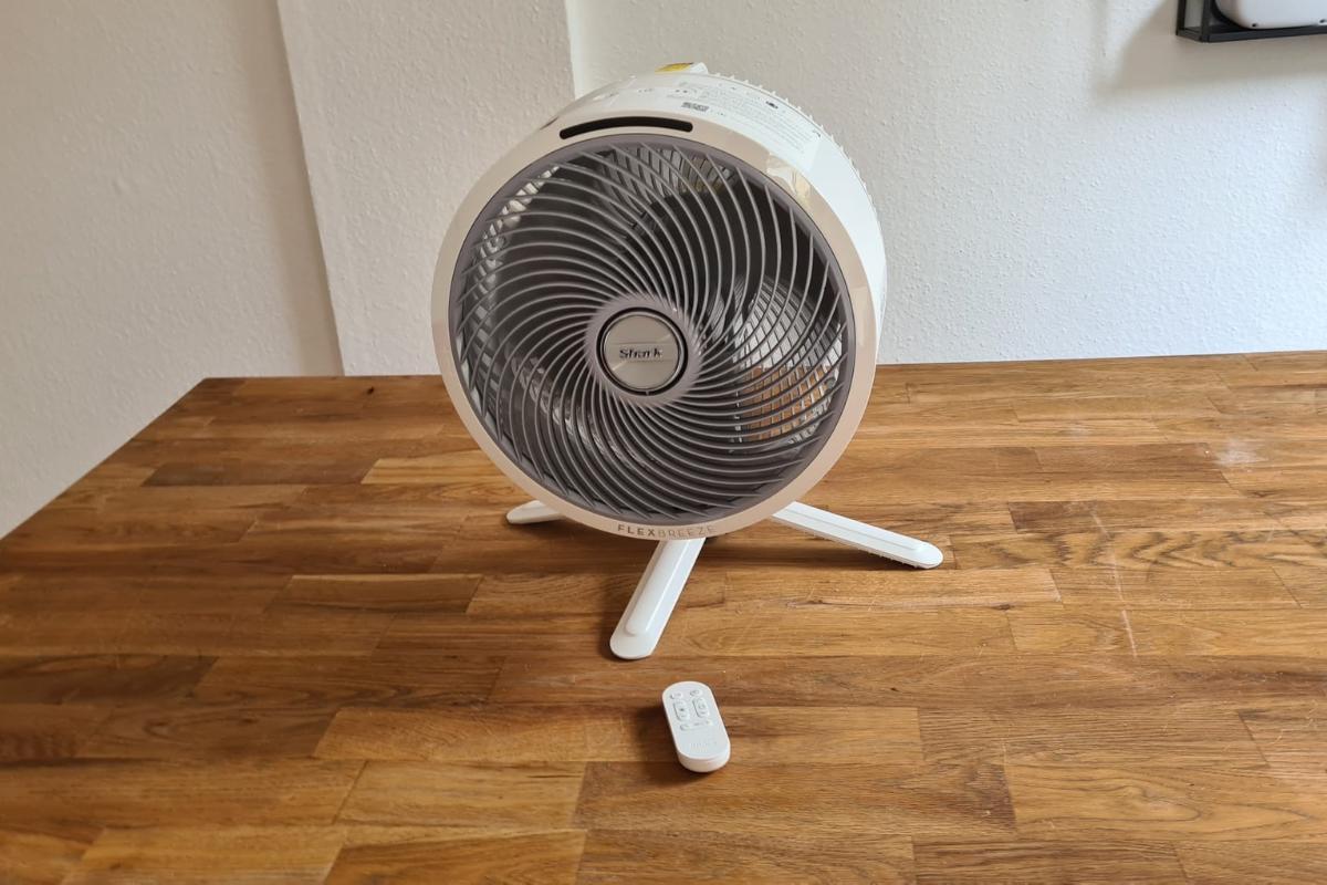 Ein Tischventilator ist im Test zu sehen.